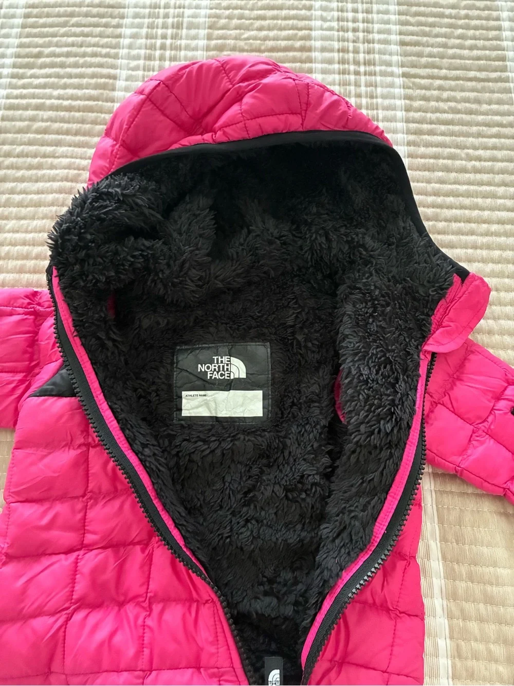 Like new THE NORTH FACE Hot Pink and Black Infant Hooded Snowsuit 3-6 months